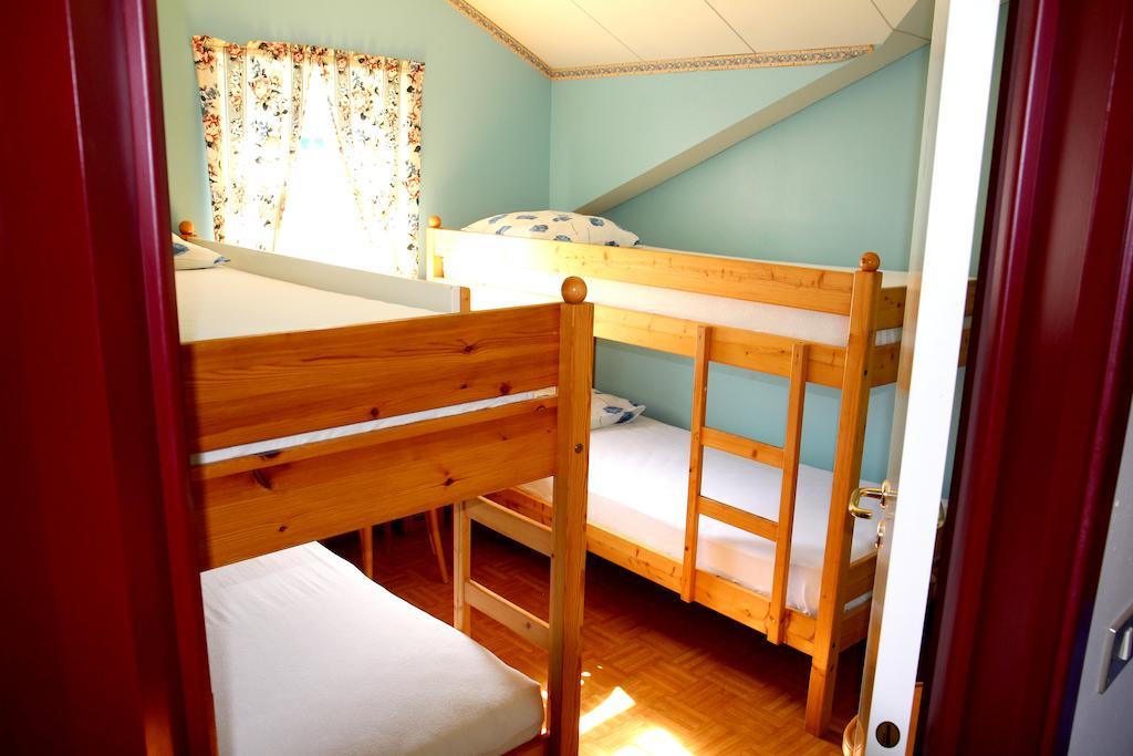 Korpudalur Hi Hostel Flateyri Room photo